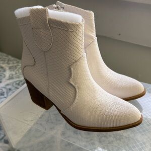 Dirty Laundry Women's White Snake Western  Ankle Boots Brand New